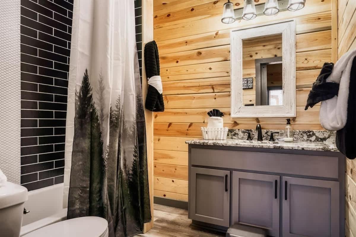 Fun Heated Pool Cabin - Walk To Parkway Pigeon Forge Bagian luar foto