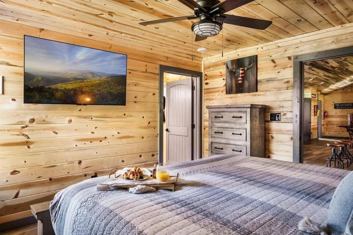 Fun Heated Pool Cabin - Walk To Parkway Pigeon Forge Bagian luar foto