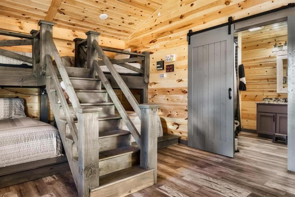 Fun Heated Pool Cabin - Walk To Parkway Pigeon Forge Bagian luar foto