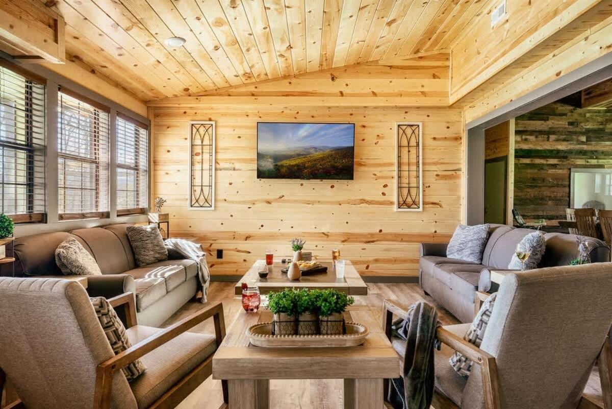 Fun Heated Pool Cabin - Walk To Parkway Pigeon Forge Bagian luar foto