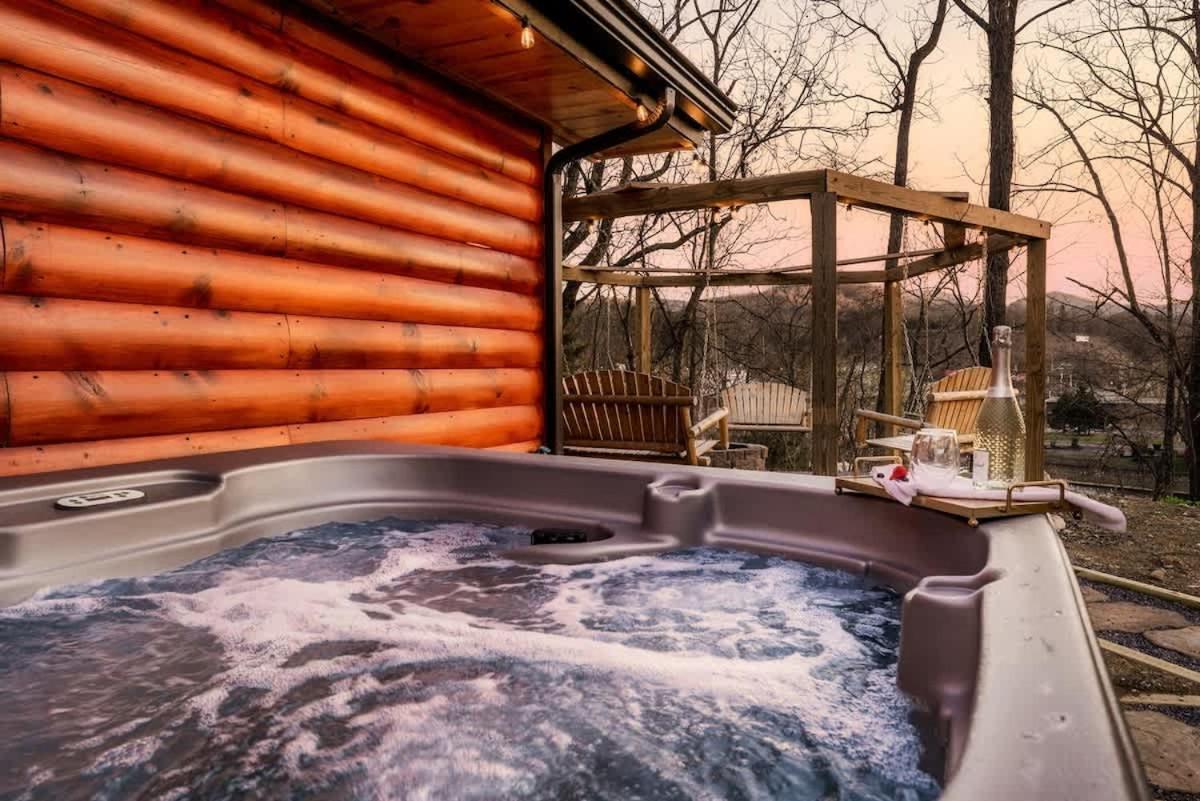 Fun Heated Pool Cabin - Walk To Parkway Pigeon Forge Bagian luar foto